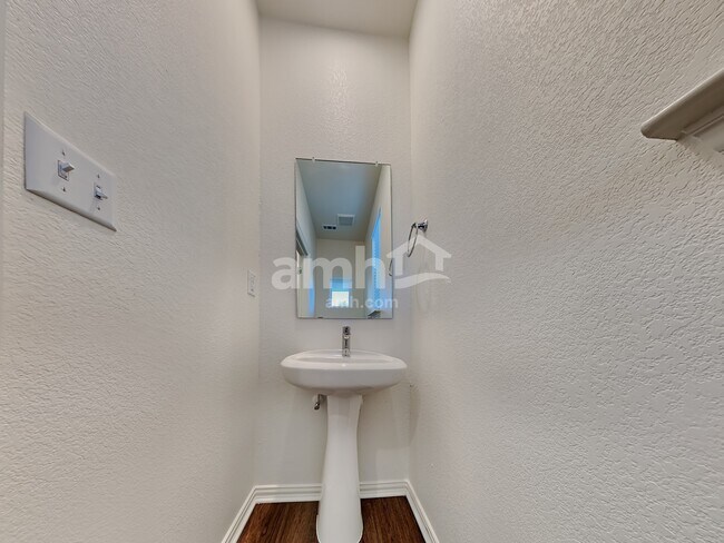 Building Photo - 425 Pebble Bend