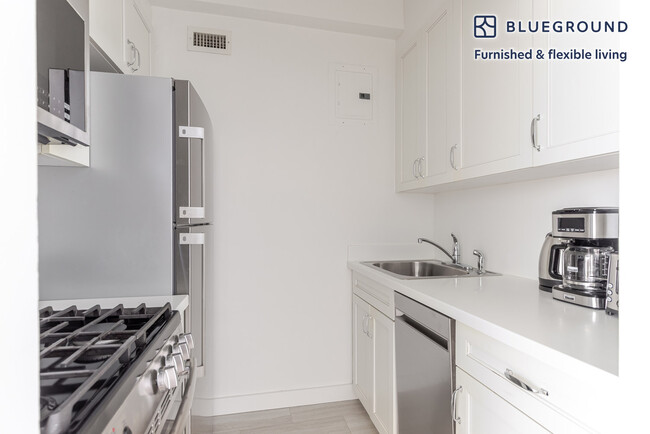 Building Photo - 136 E 55th St
