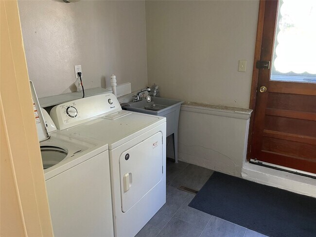 Building Photo - 524 Winston Dr