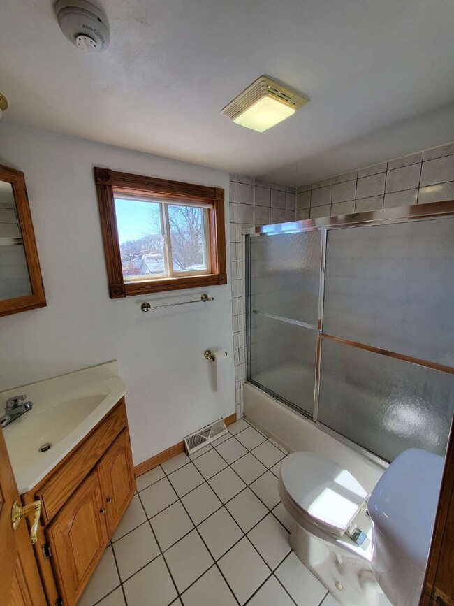 Building Photo - 1103 S 86th St