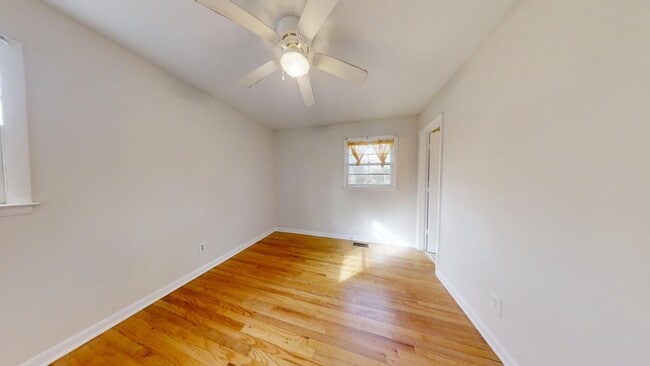 Building Photo - Cute one level home inside the Loop