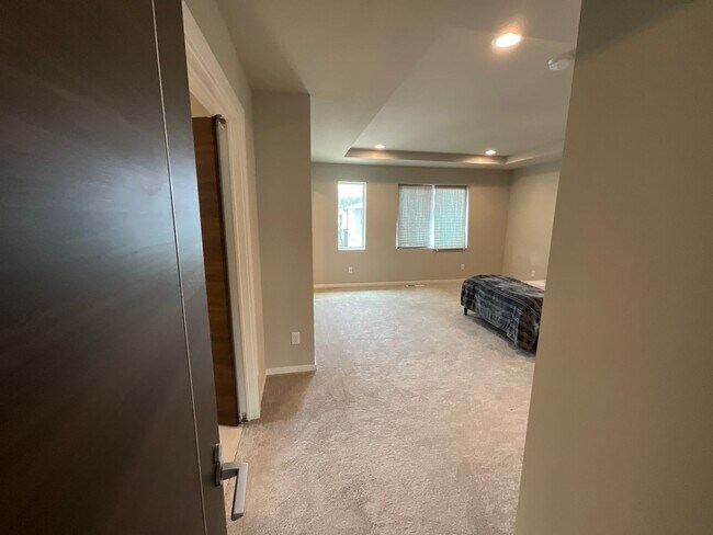 Building Photo - Stunning Black Diamond home-Ten Trails (Pinewood Plan) - Available Early to Mid June
