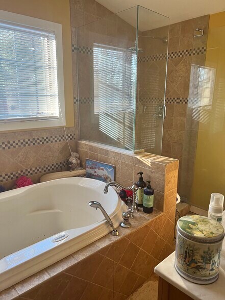 Building Photo - 14 Canterbury St