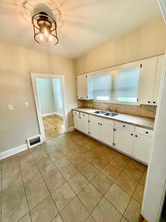 Building Photo - 750 E Delaware St