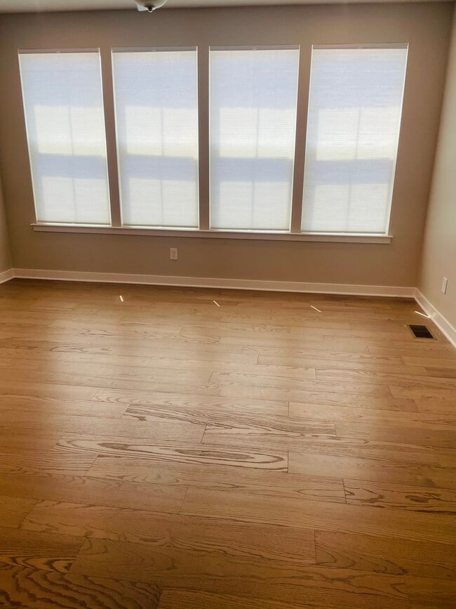Building Photo - Sophisticated and Spacious 3BR-3.5 Bath To...