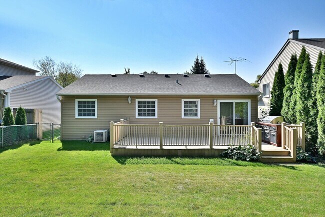 Building Photo - 714 N Lakeside Dr
