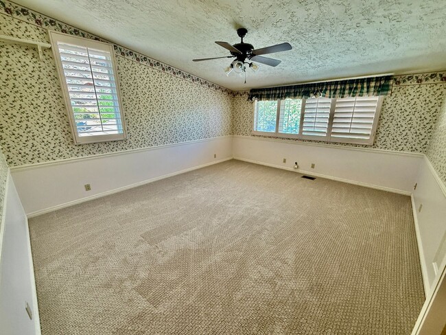 Building Photo - Distinctive and Spacious 5-BR Home in Bloomington