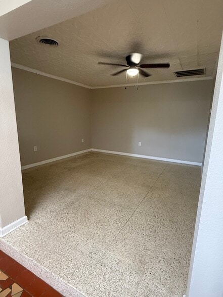 Den - 2912 Delille St