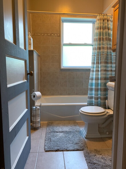 [Full Bathroom] Bathtub/shower, toilet, sink. - 103 Lancaster Ave