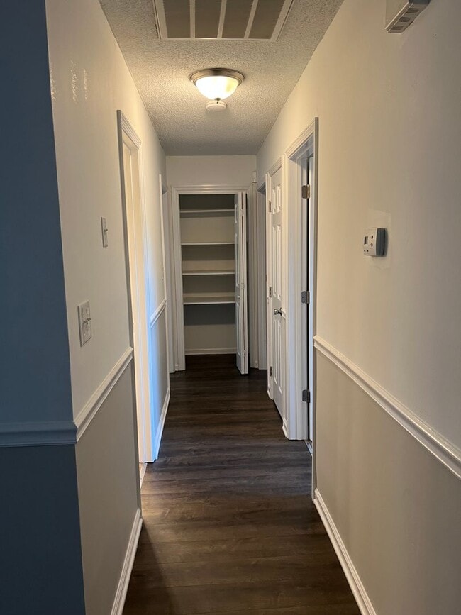 Building Photo - 2000 Lakebarry Dr