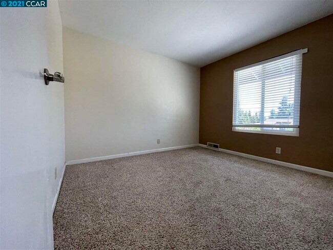 Building Photo - 62 Villa Cir
