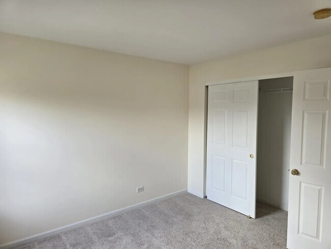 Building Photo - 211 Valley View Dr