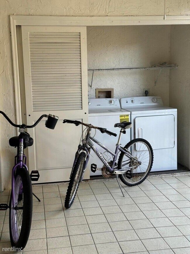 Building Photo - 3 br, 2 bath House - 5438 Verona Dr Apt I