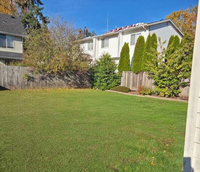 Building Photo - Two Bedroom One Bathroom Duplex For Rent i...