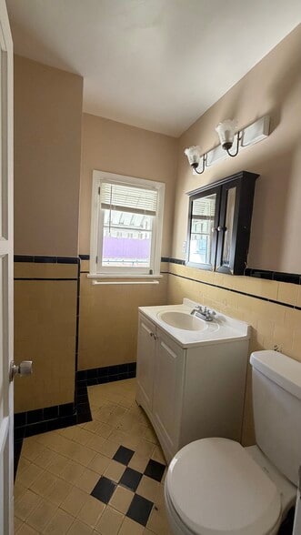 Building Photo - 1034 S 4th St