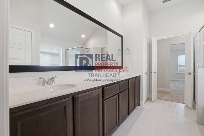 Building Photo - Thoughtfully Designed 4 Bed Home with Elevated Interiors and Lake Views