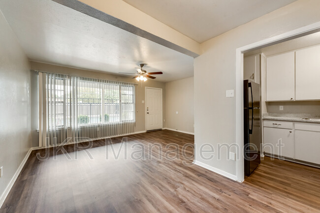 Building Photo - 7102 Glenview Dr