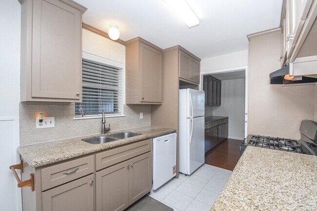 Building Photo - 2515 Valleyfield Dr