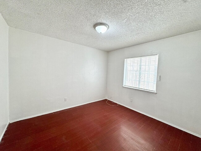 Building Photo - HIVE SUMMER MOVE-IN SPECIAL: DOWNSTAIRS CONDO | RECENLY REHABBED 2 BEDROOM 1 BATH | ACROSS FROM C...