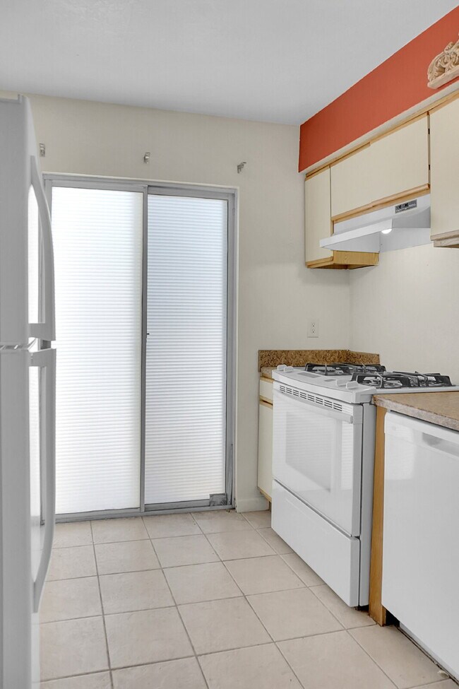 Building Photo - $1,440.95- 2 Bed, 1.5 Bath Townhome in CO Springs with Central AC and All Utilities Included