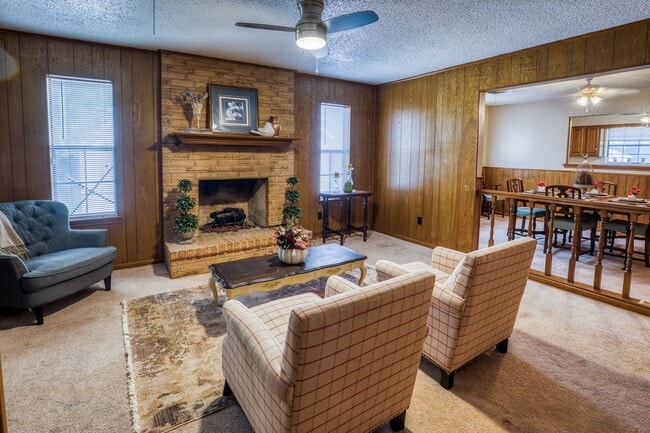 Building Photo - 402 Cottonwood St