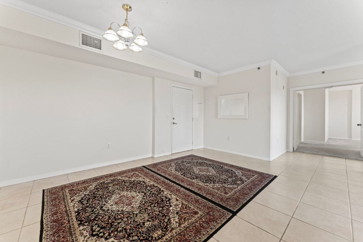 Building Photo - 9340 Fontainebleau Blvd