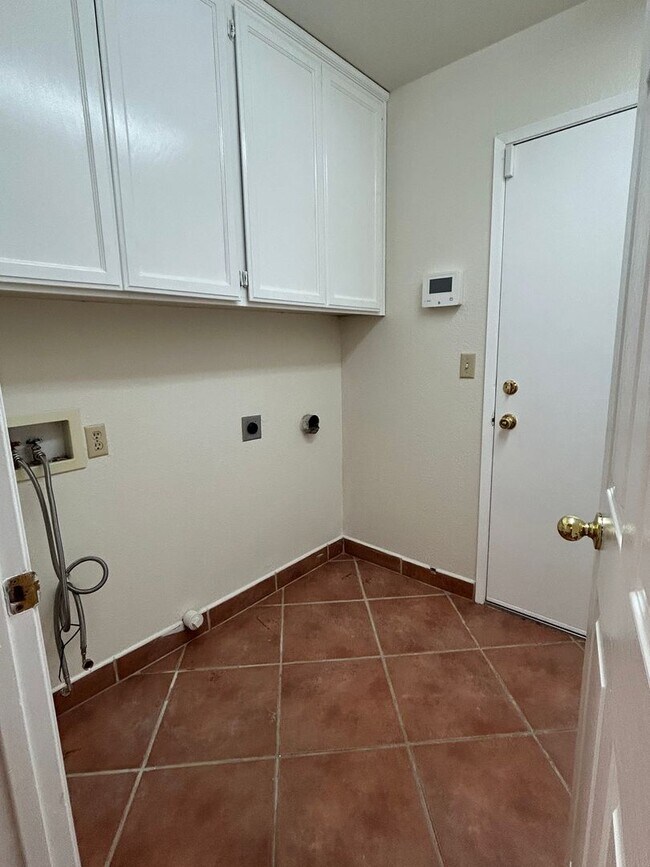 Building Photo - Beautiful 3 bedroom Home