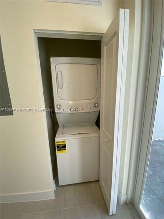 Building Photo - 10250 NW 66th St