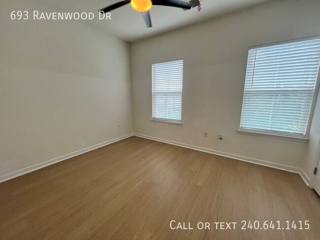 Building Photo - 693 Ravenwood Dr