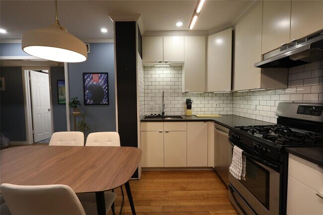 Building Photo - 1304 Summit St