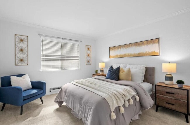 Building Photo - "Chic 1-Bed Waterfront Apartment with Cent...