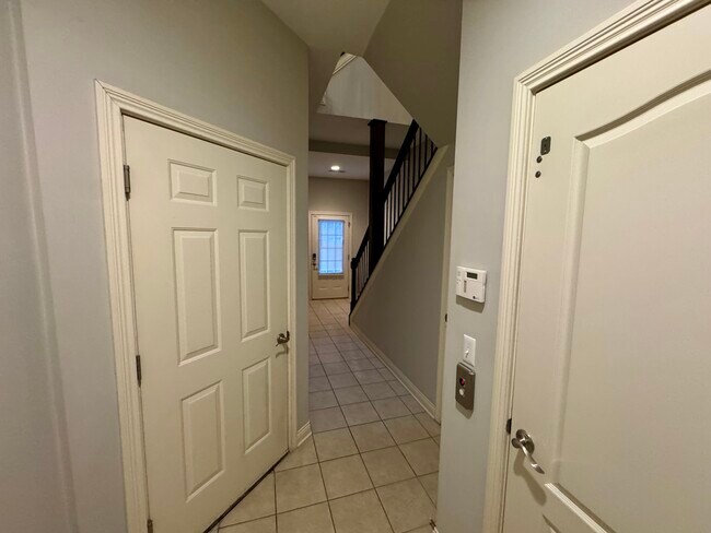 Building Photo - 512 S Grand Ave