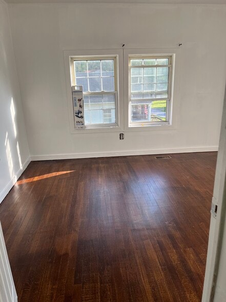 Building Photo - 132 Deck St