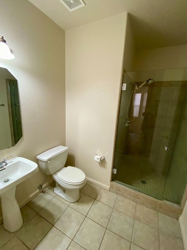Building Photo - Beautiful 4 bedroom 3.75 bath in gated com...