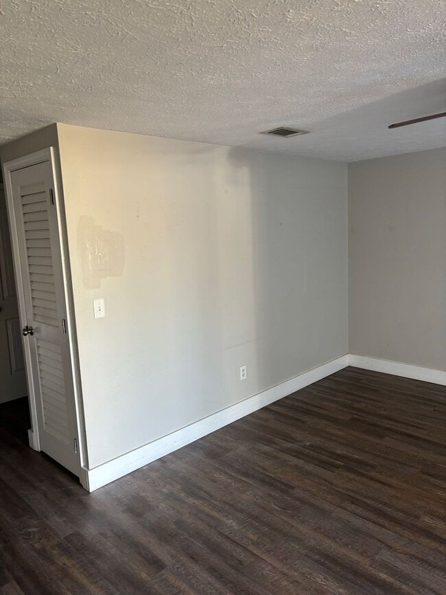 Building Photo - Spacious 3 Bedroom 2 Bath apartment!