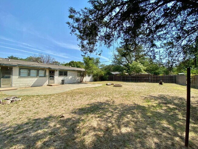 Building Photo - Stunning 4-Bedroom Home with Spacious Bedrooms Available for Summer 2026 Pre-Lease