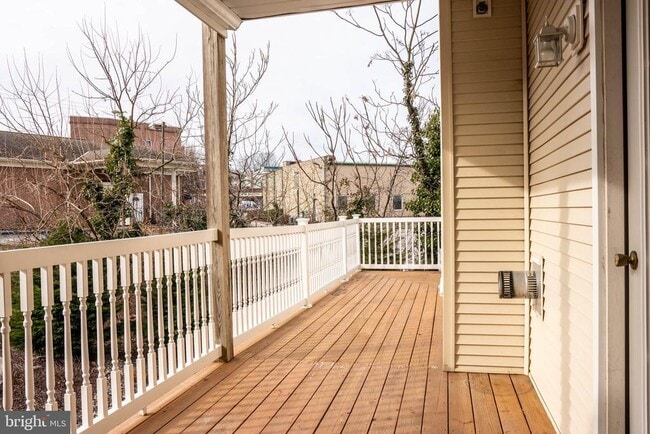 Building Photo - 204 Seneca Way