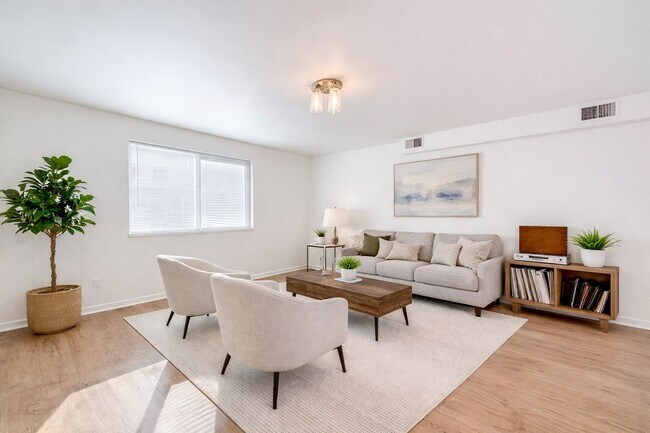 Building Photo - Avail July 1: 2BR Apt in Crafton, 1 Off Street Parking, AC, W/D included, Quartz Countertops, DW,...