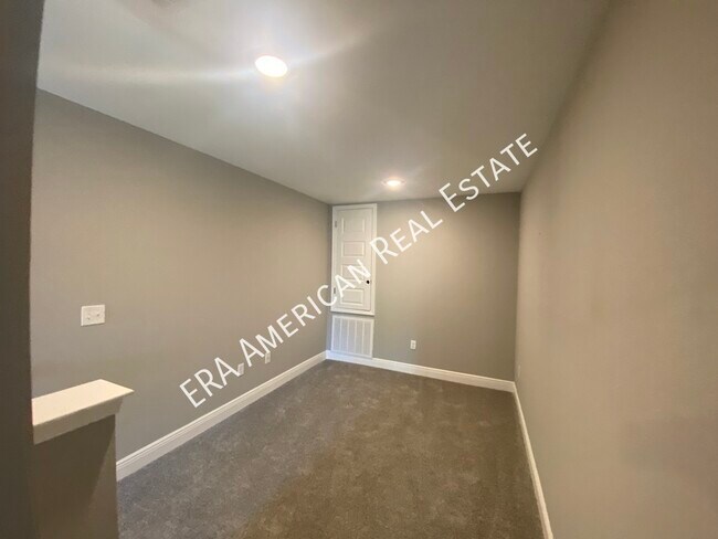 Building Photo - 953 Skylark Rd