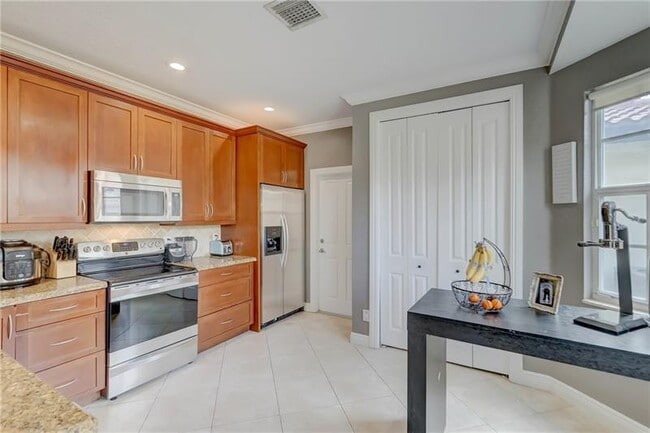 Building Photo - 1109 NE 16th Ave