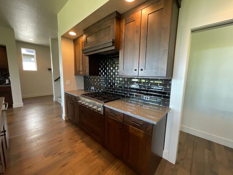 Building Photo - 6845 E Warm Springs Ave