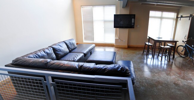 Building Photo - 25 E John St