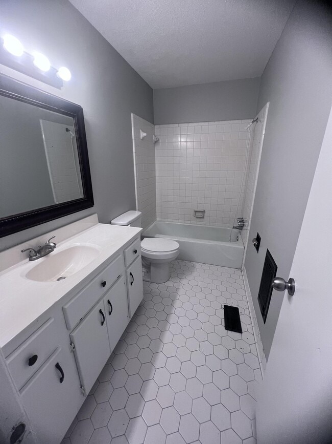 Building Photo - 2548 Park Rd Ext