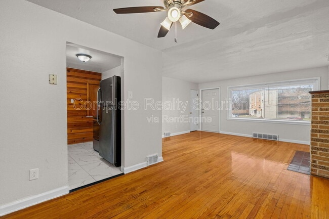 Building Photo - 375 Adrian Dr