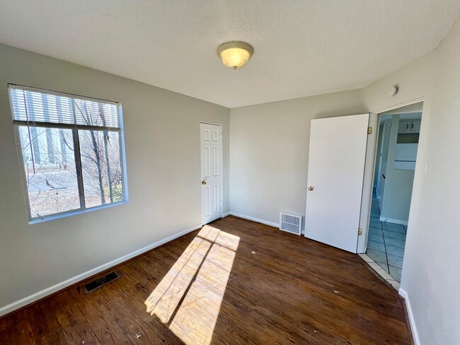 Building Photo - Charming 3-bedroom, 1-bathroom home available immediately