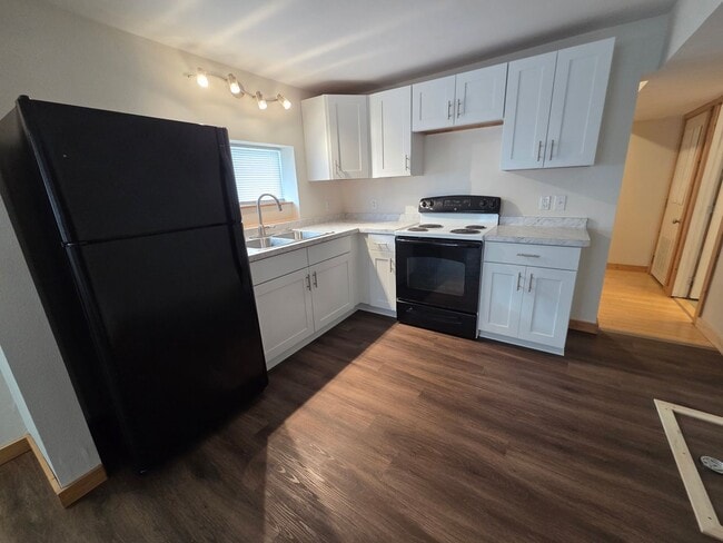 Building Photo - 3 Bedroom House