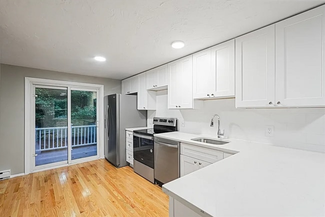 Building Photo - Modern, Cozy 2BR Home with Basement & Park...