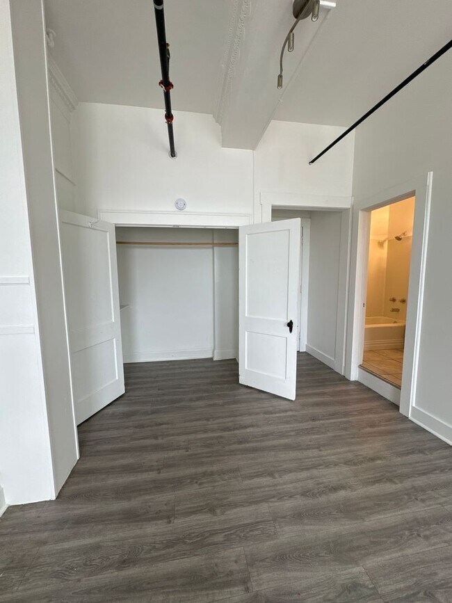 Building Photo - Spacious Loft Style Studio Apt