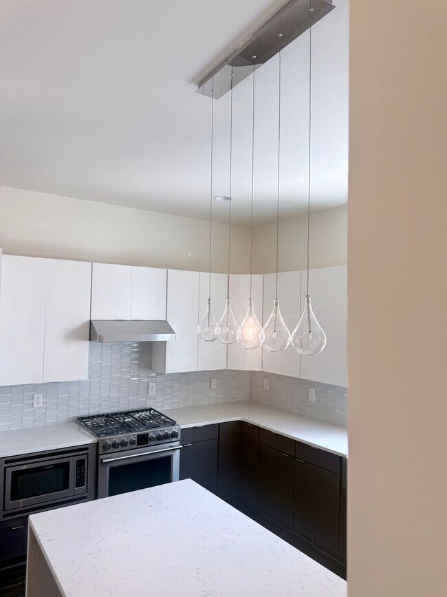 Building Photo - 3 bedroom/3.5 baths/ 12th S
