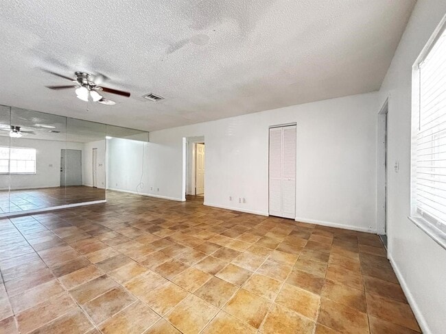 Building Photo - 3919 Wilshire St